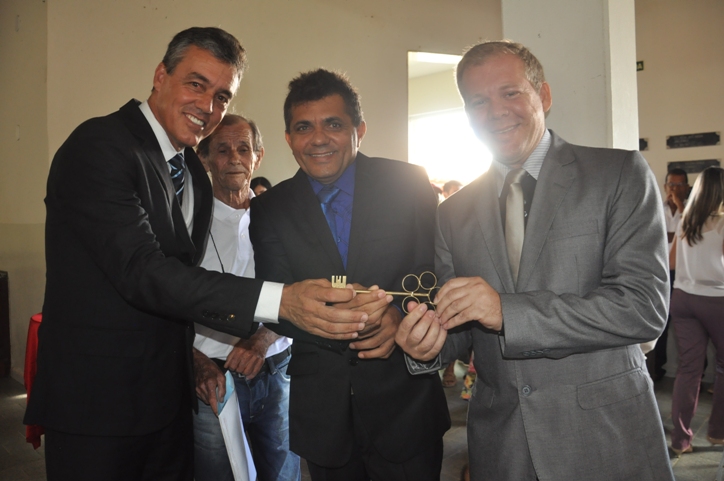 Prefeito eleito e vereadores são empossados em Pinheiros