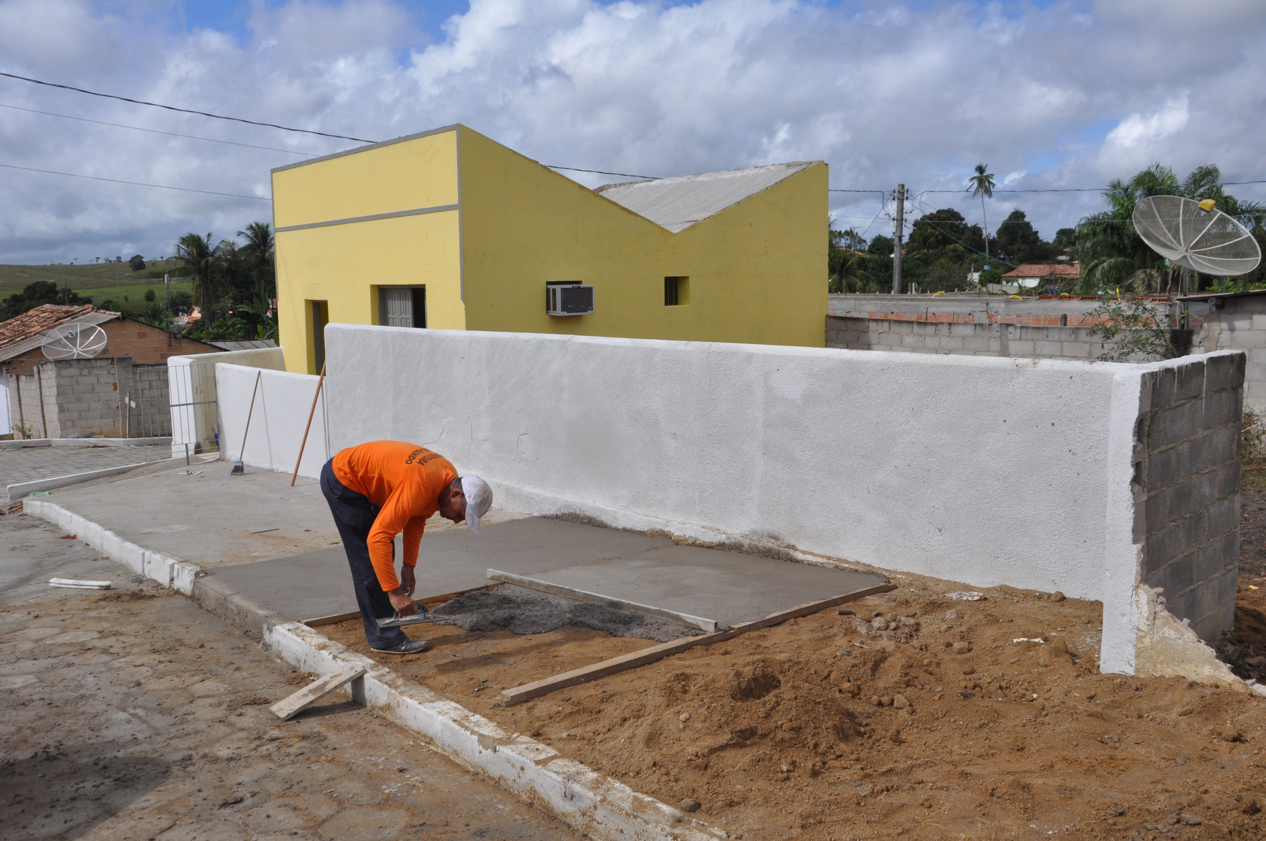 Pedreiros trabalham incansavelmente para concluir reforma do Posto Policial do Distrito de São João do Sobrado