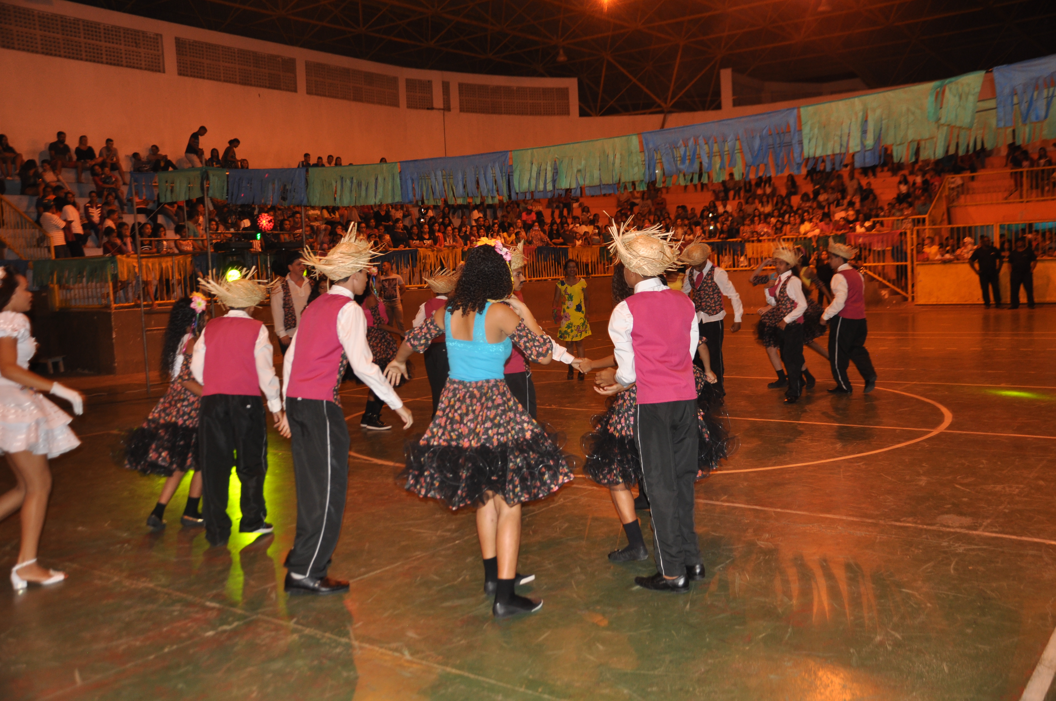 APRESENTAÇÃO DO 1º FESTIVAL DE QUADRILHAS JUNINAS