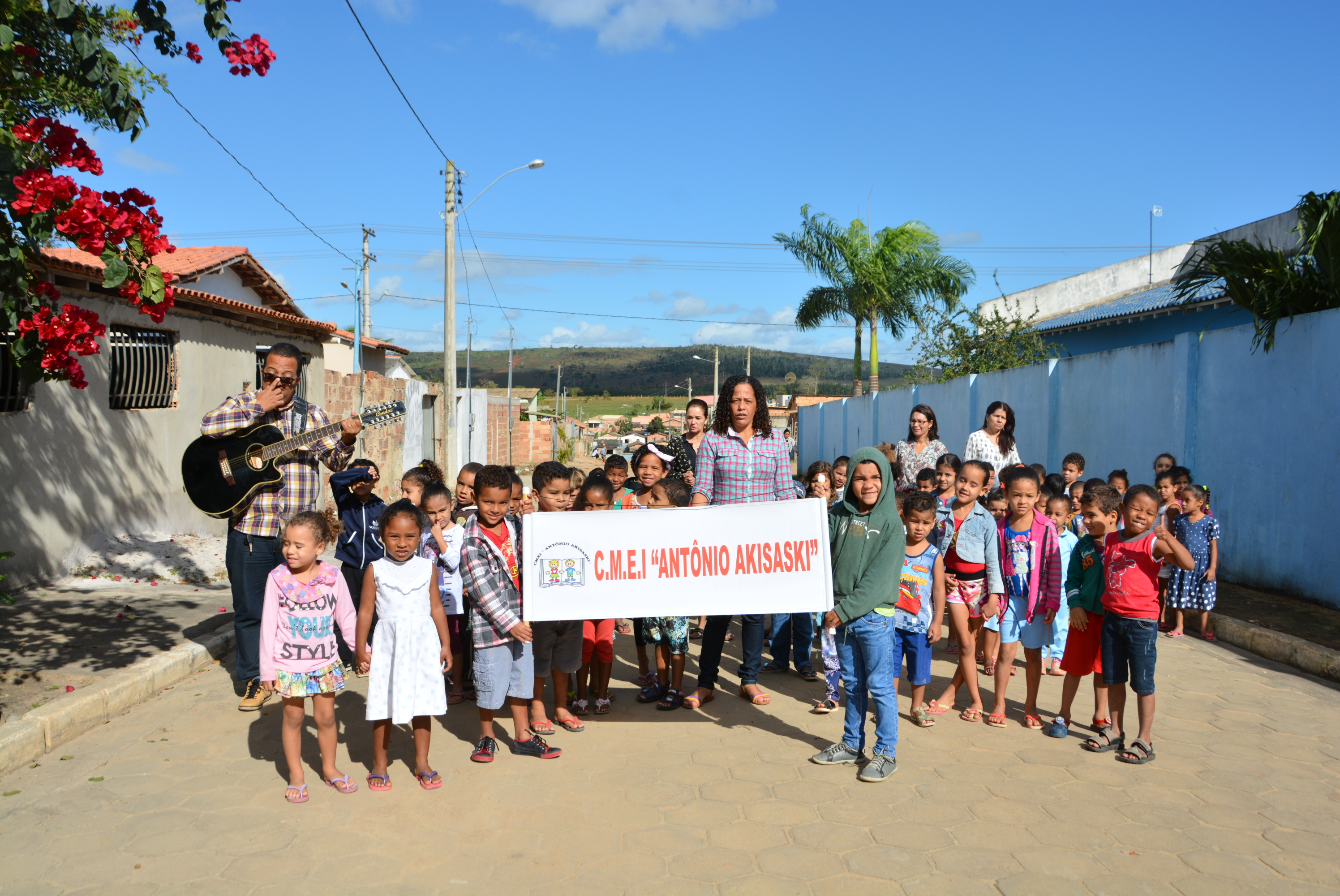 Crianças do CMEI Antônio Akisaski levam muita alegria e carinho ao Asilo Vovó Sinhá para comemorar o dia dos avós