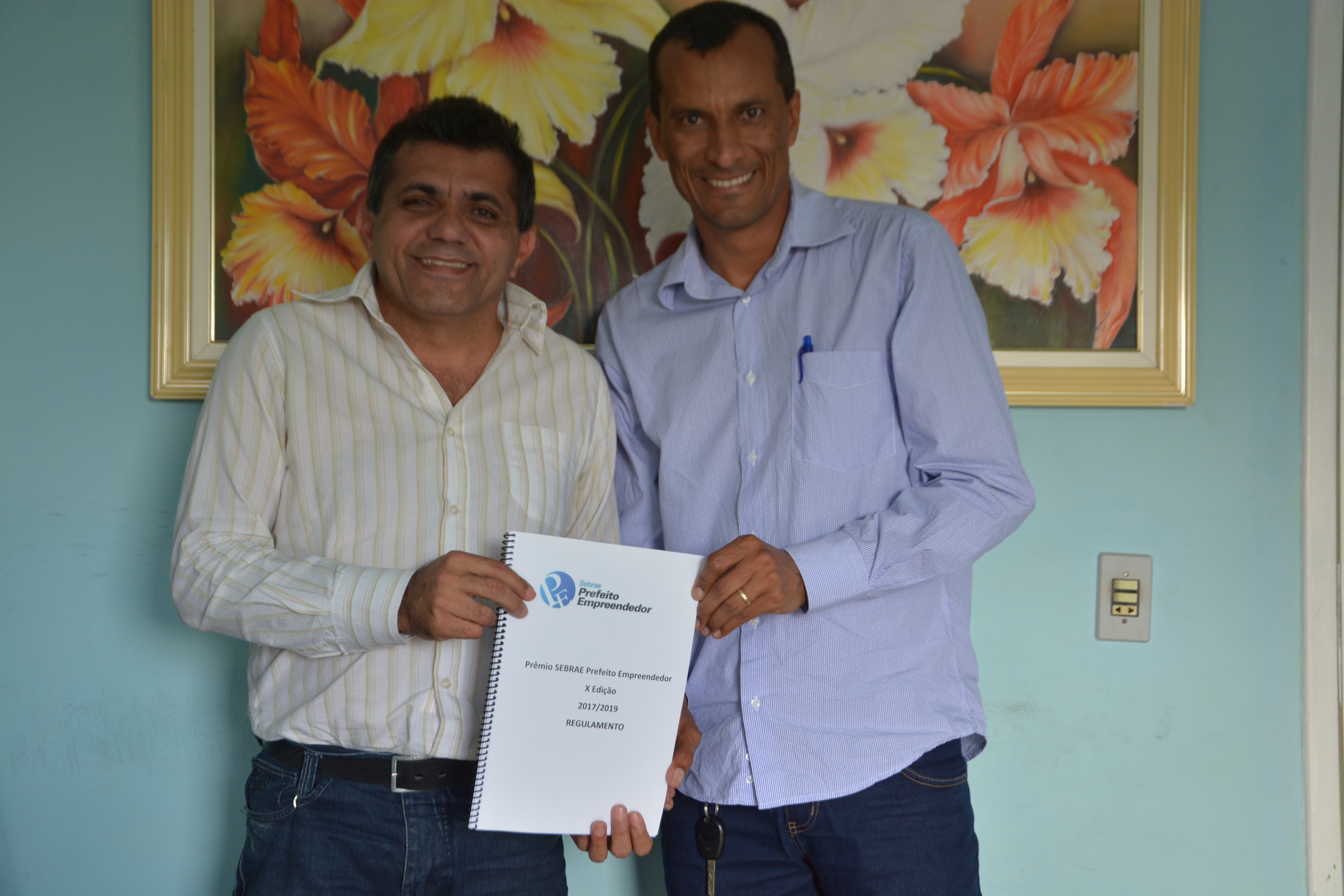 Arnóbio Pinheiro recebe regulamento do Prêmio Prefeito Empreendedor