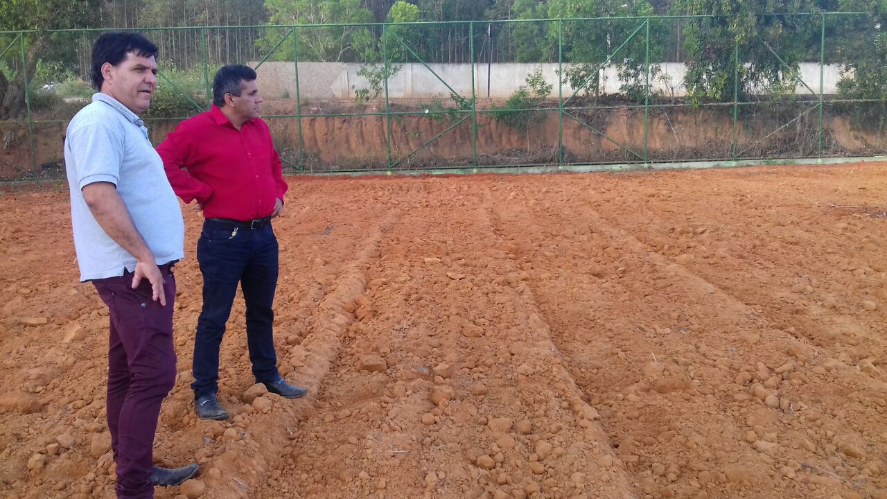 Prefeito Arnóbio visita campos dos Bairros Canário e Jundiá e anuncia licitação para aquisiçao de gramas