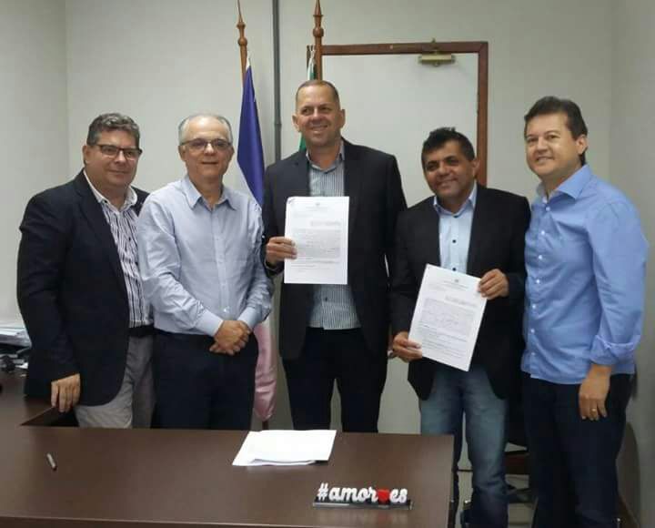 Arnóbio assina convênio para aquisição de ambulância para o Sobrado
