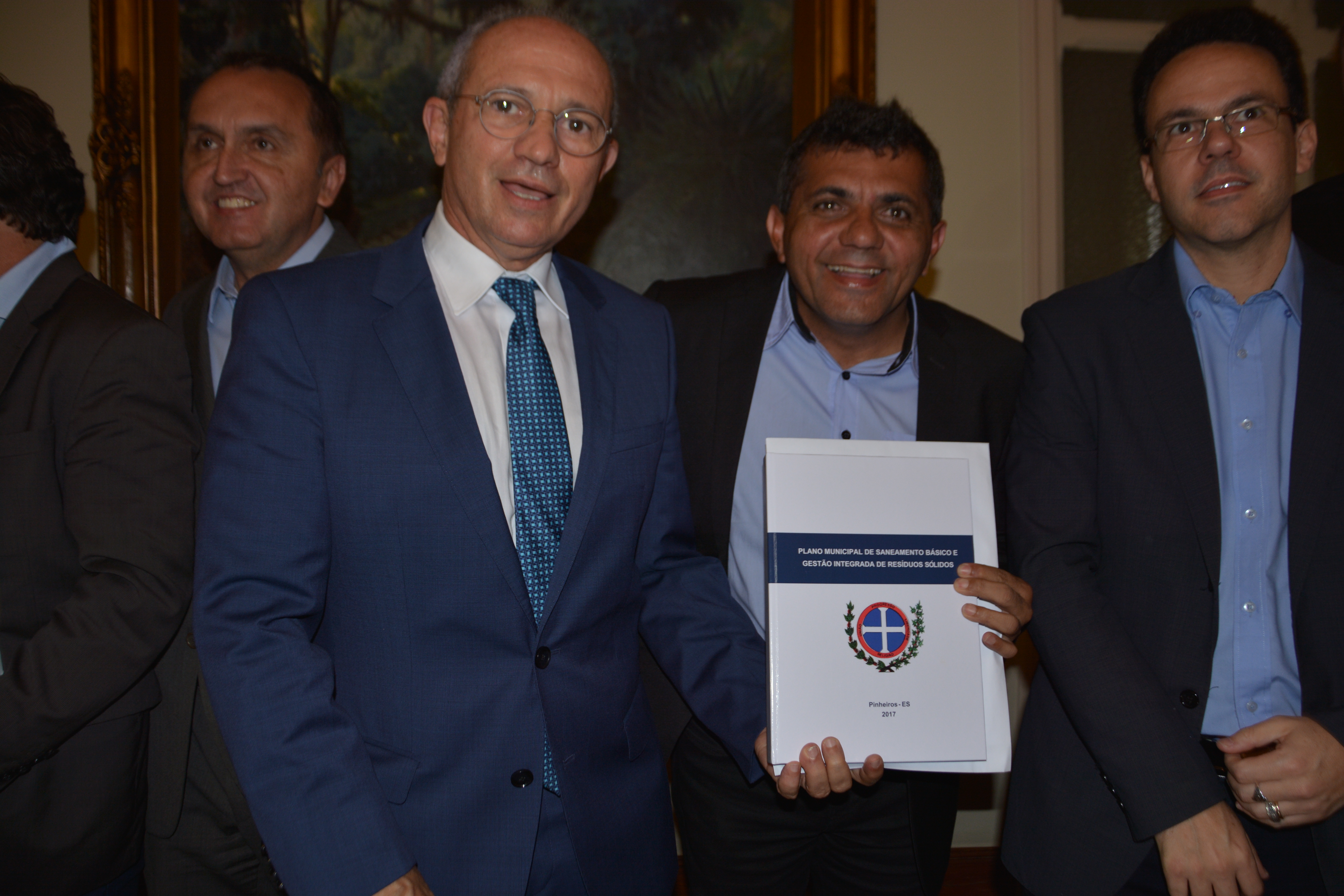 Arnóbio Pinheiro recebe Plano Municipal de Saneamento