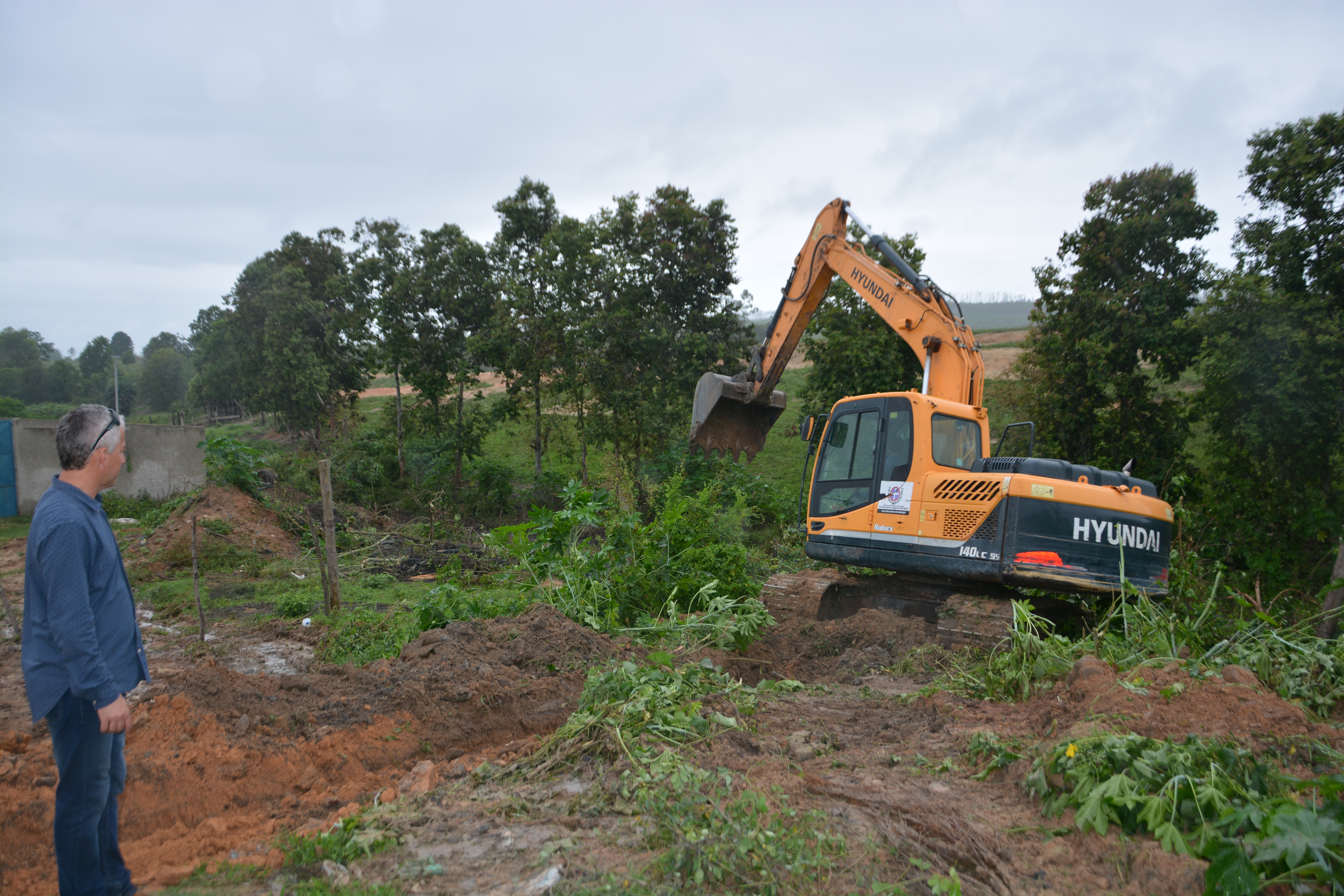 Prefeitura realiza limpeza dos Córregos Jundiá e Vitorão