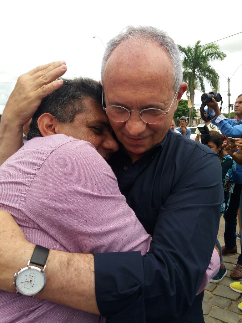 Prefeito Arnóbio se reúne com o Governador Paulo Hartung e reforça pedido para construção do asfalto do Sobrado