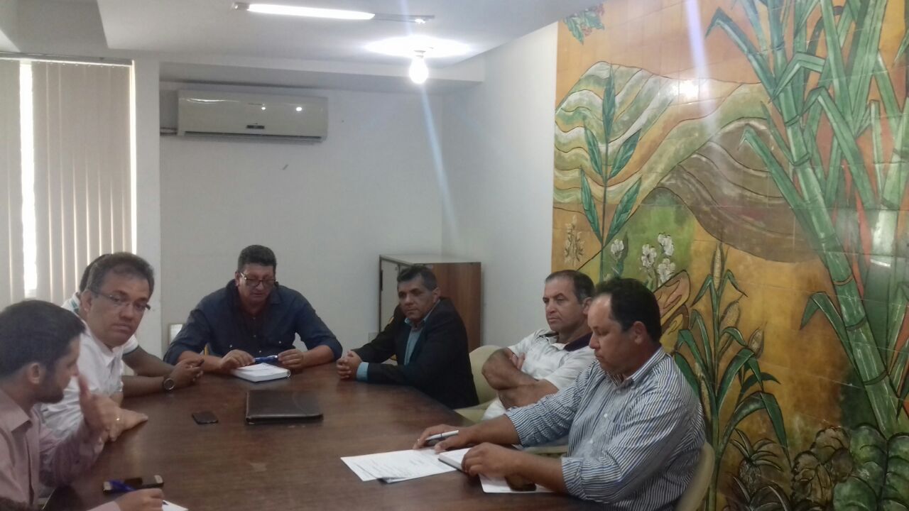 Prefeito Arnóbio Pinheiro discute futuro da barragem com Secretário Estadual de Agricultura