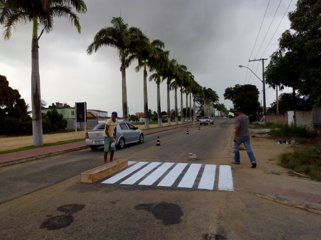 Prefeitura inicia pintura de faixa de pedestres nas proximidades das escolas