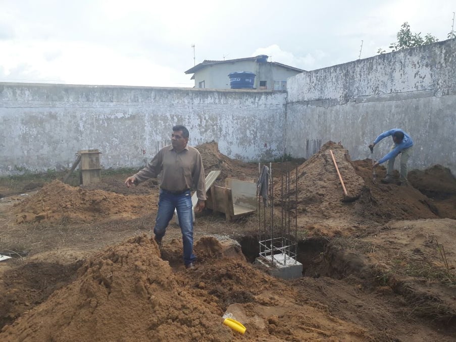 Arnóbio Pinheiro visita obras da arquibancada do Estádio João Soares de Moura Filho
