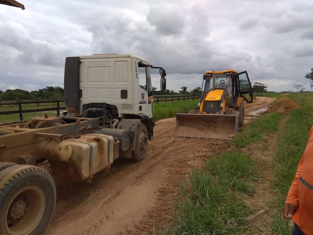 Prefeitura de Pinheiros intensifica recuperação e patrolamento de estradas Rurais
