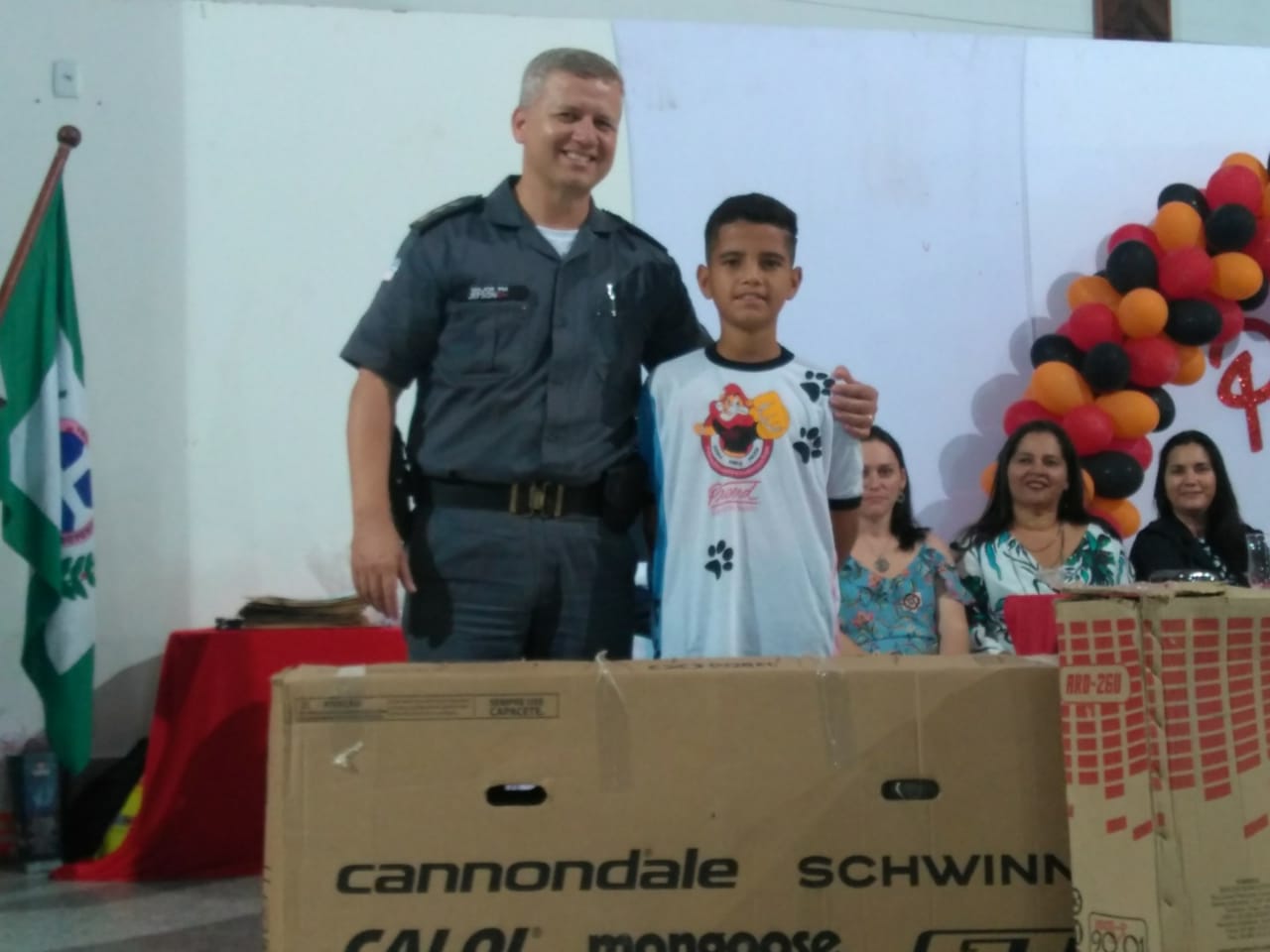PROERD CAPACITA 380 ALUNOS EM PINHEIROS.