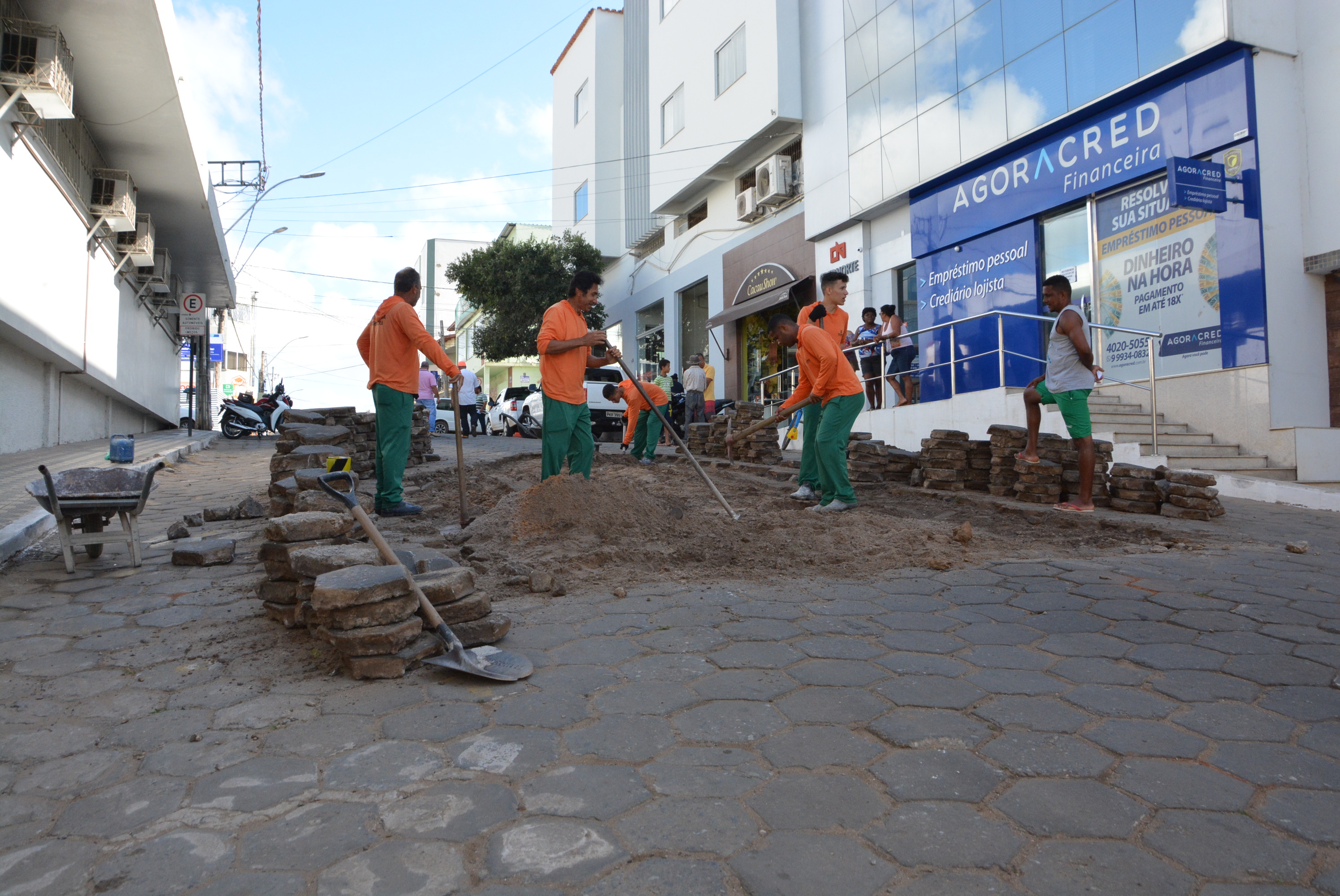 Prefeitura de Pinheiros realiza manutenção em trecho da Av. Agenor Luiz Heringer