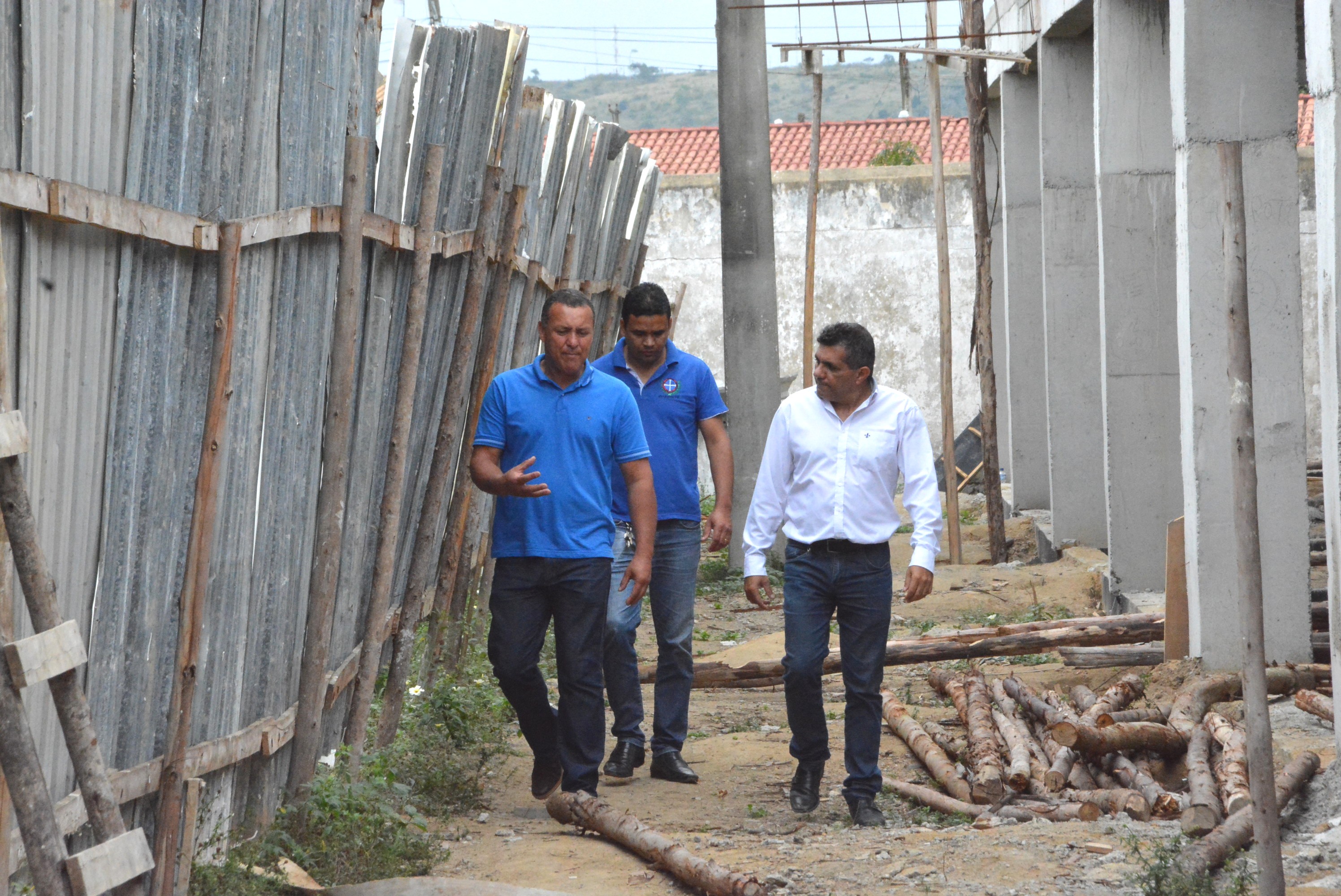 Prefeito Arnóbio visita obras em andamento em Pinheiros