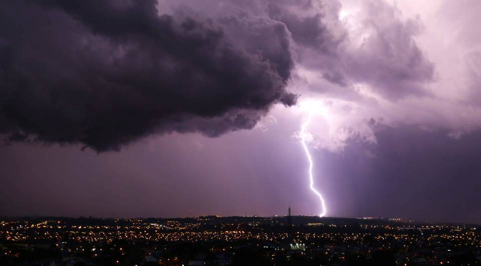Pinheiros recebe alerta de tempestade com raios e vendaval