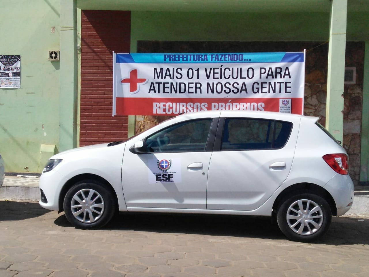INVESTIMENTO NA SAÚDE: Prefeitura de Pinheiros adquire novo veículo para atendimento a acamados