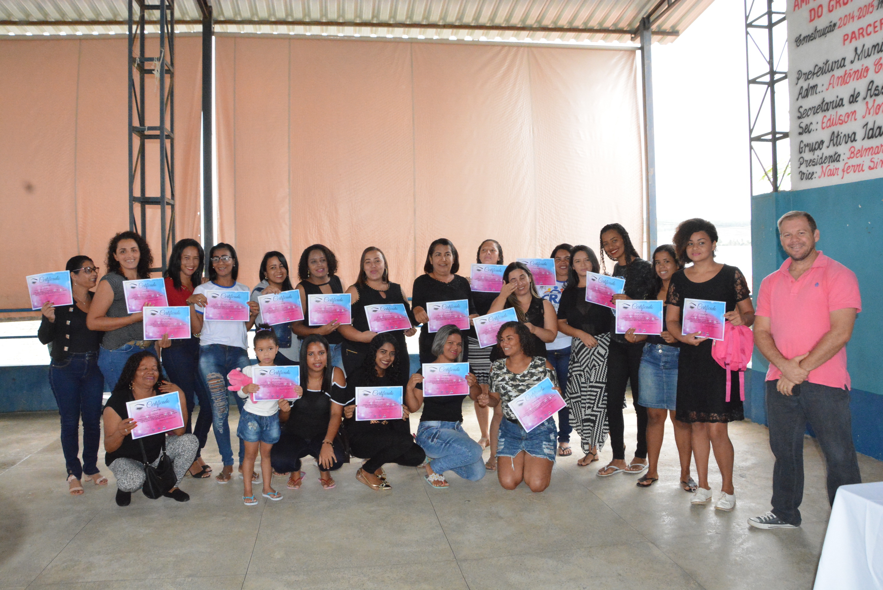 Cras de Pinheiros realiza formatura profissional