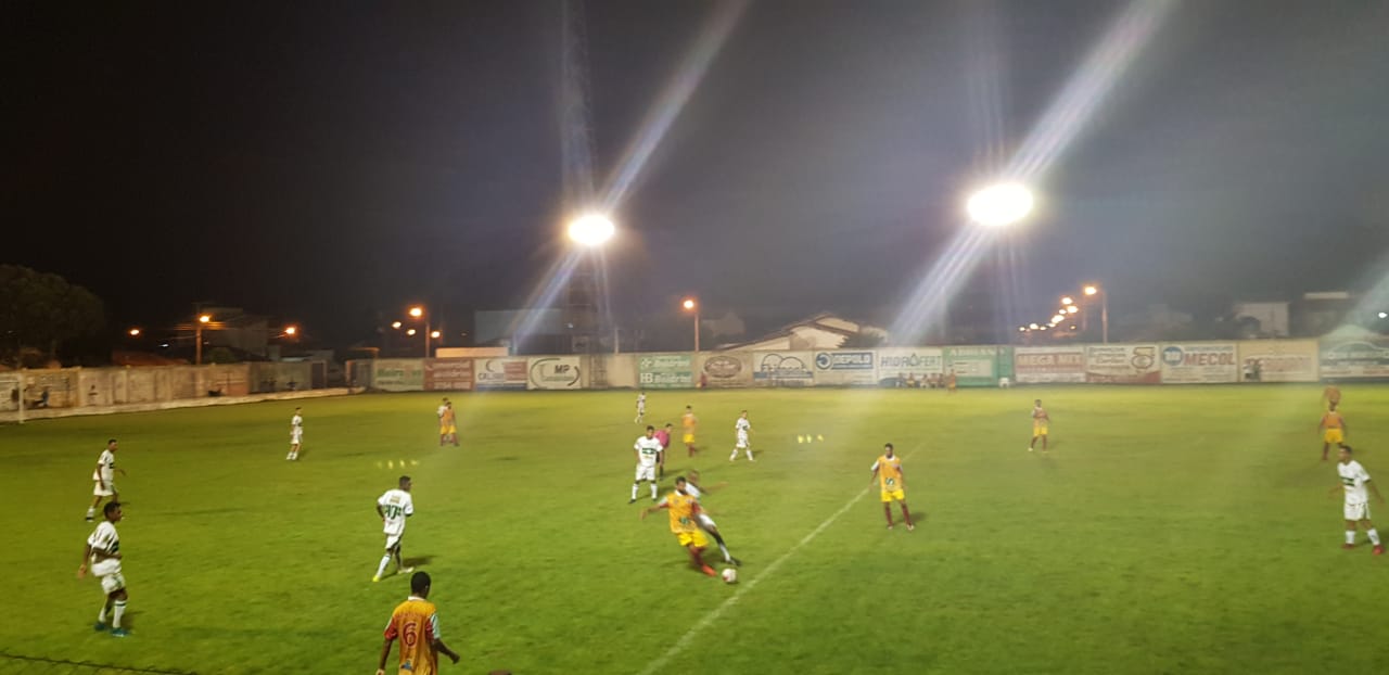 Pinheiros empata com Montanha em noite de experiências técnicas e pênalti perdido