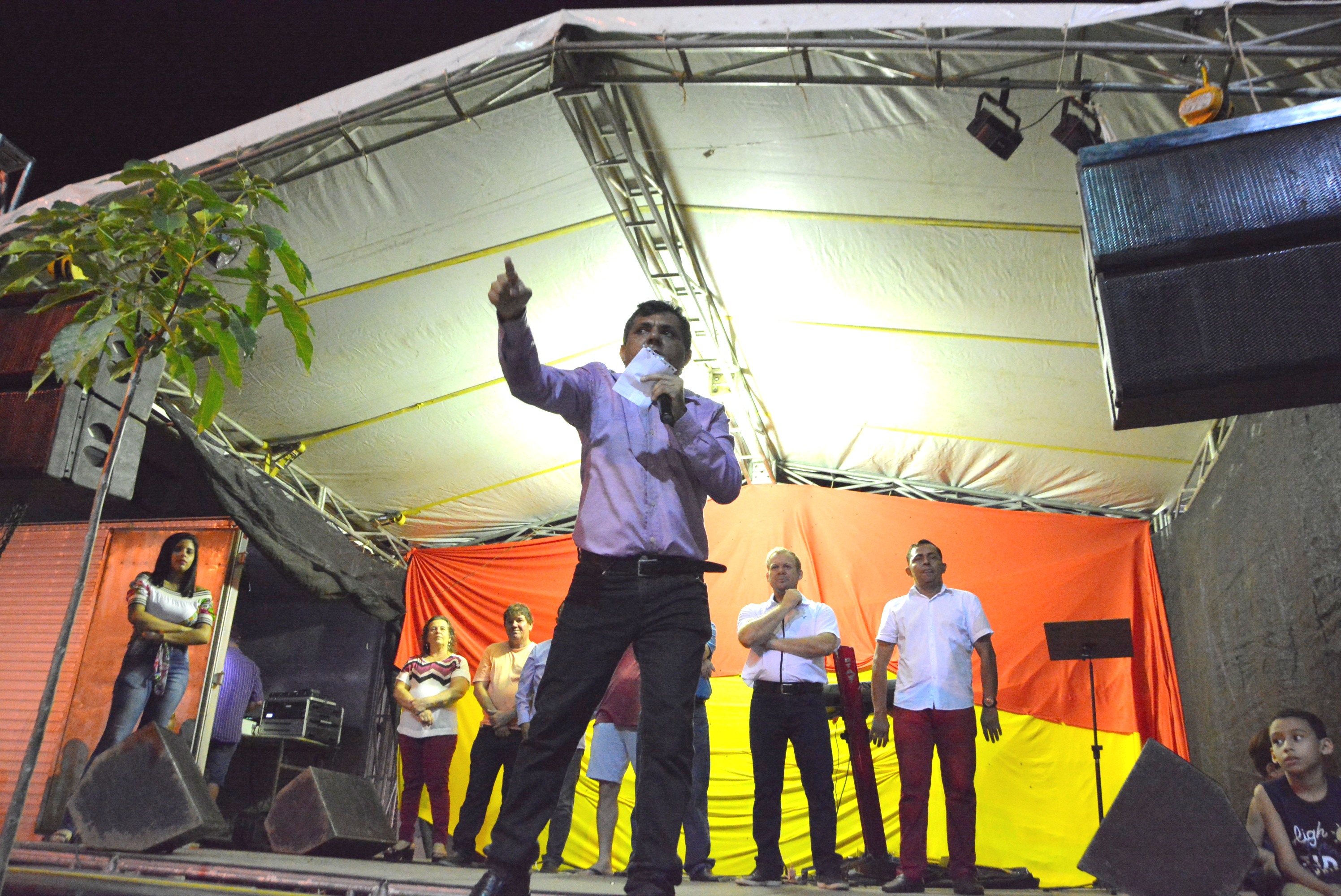 Prefeito Arnóbio anuncia pagamento antecipado ao funcionalismo público