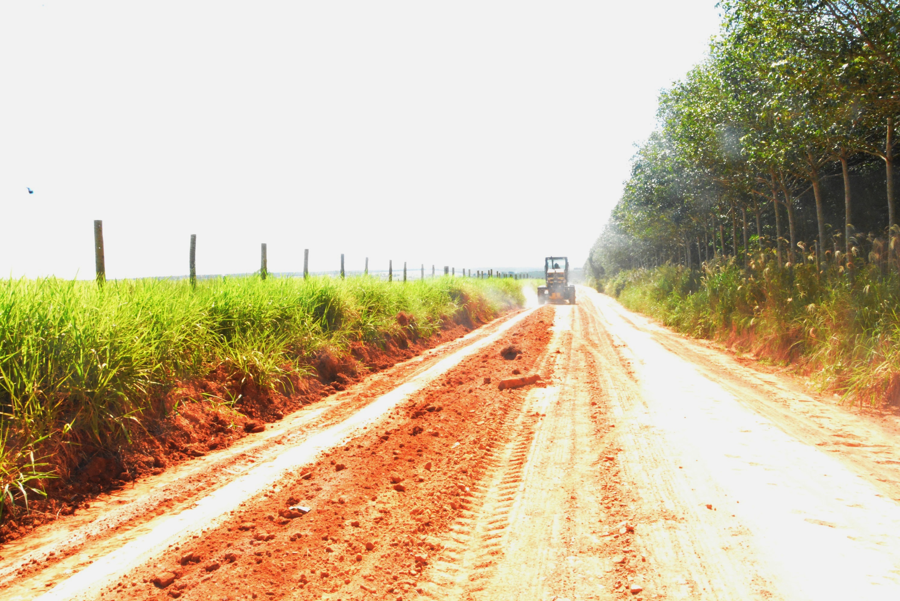 Assistência ao pequeno produtor: prefeitura cede máquinas a assentados e realiza manutenção de estradas do interior