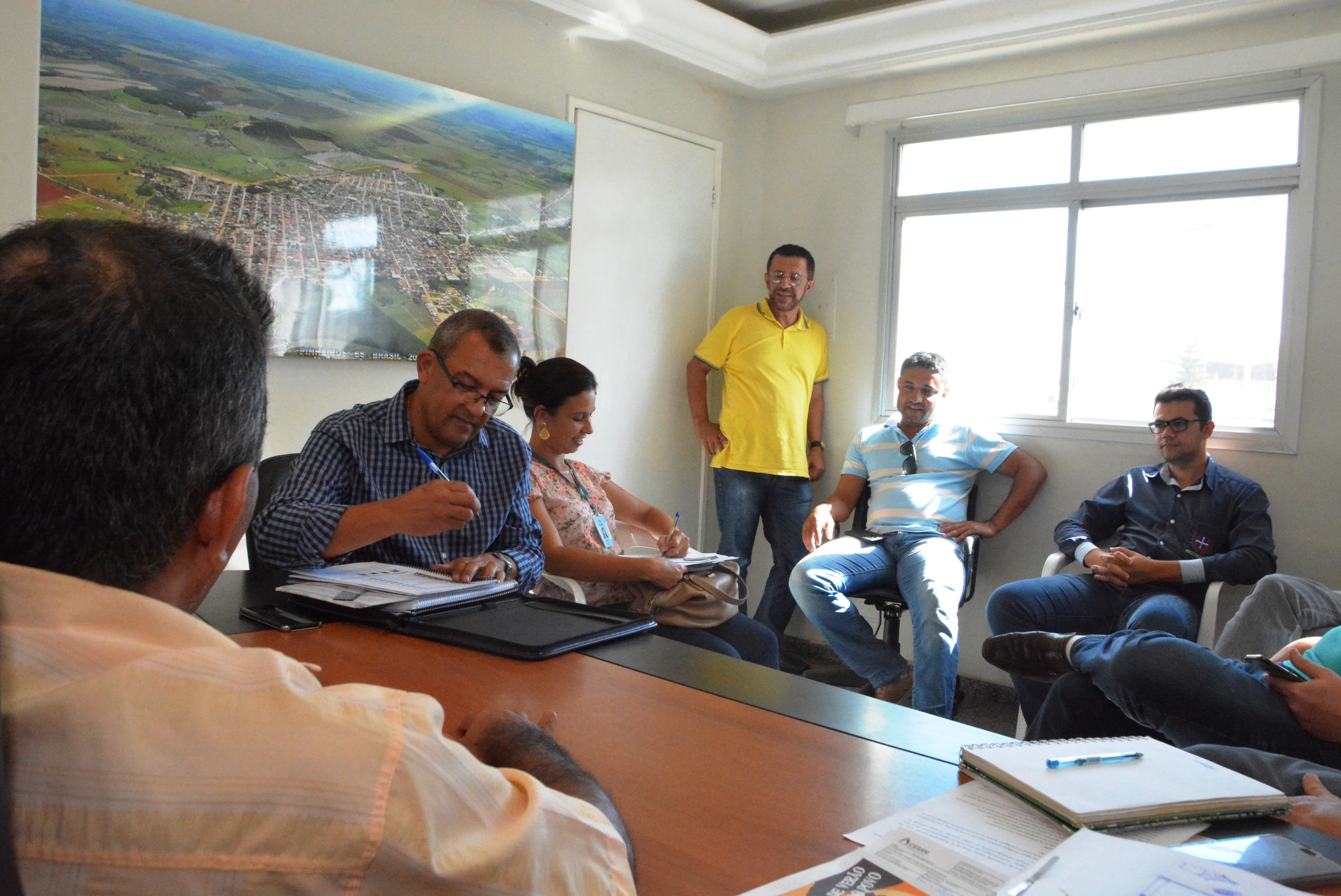 Prefeito Arnóbio recebe representantes da Cesan para tratar sobre demandas de saneamento básico do município