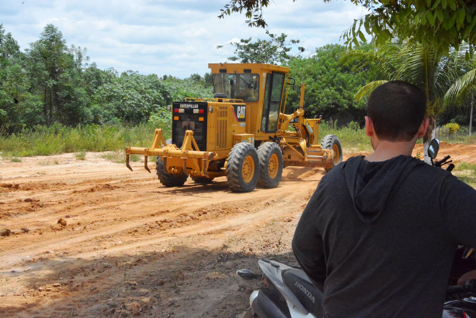 Prefeito Arnóbio visita obras e participa de reuniões