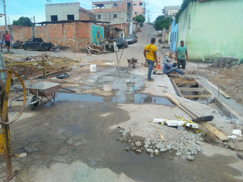 MESMO COM OBRAS DE DRENAGEM PLUVIAL EM ANDAMENTO, MORADORES JÁ COMEMORAM