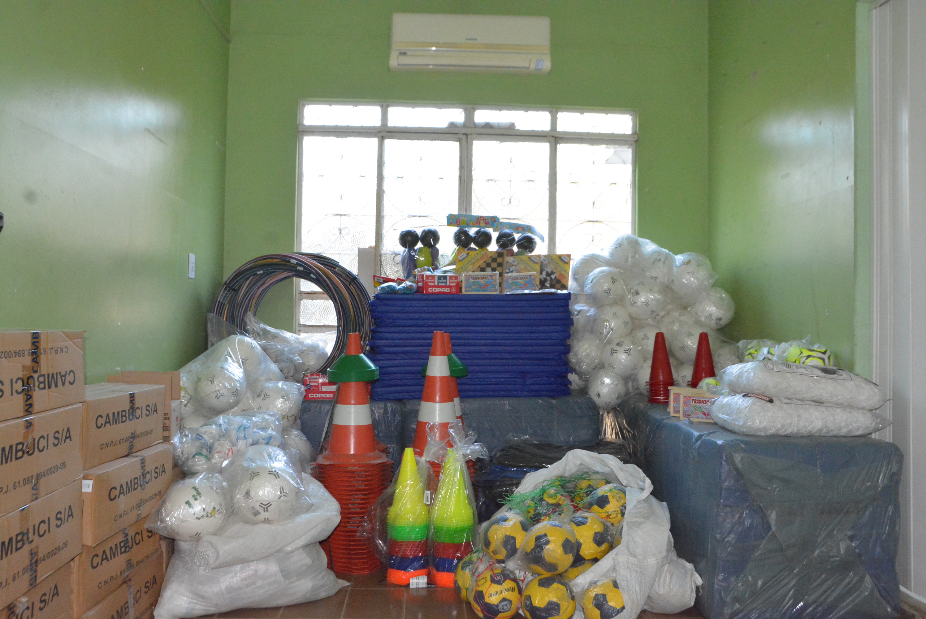 Prefeitura de Pinheiros adquire materiais esportivos para escolas