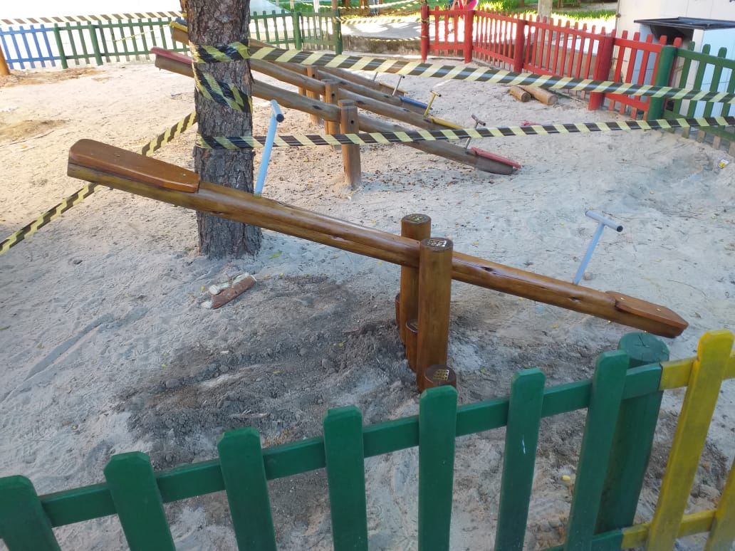 SETE ESCOLAS CONTEMPLADAS COM BRINQUEDOS EM PINHEIROS