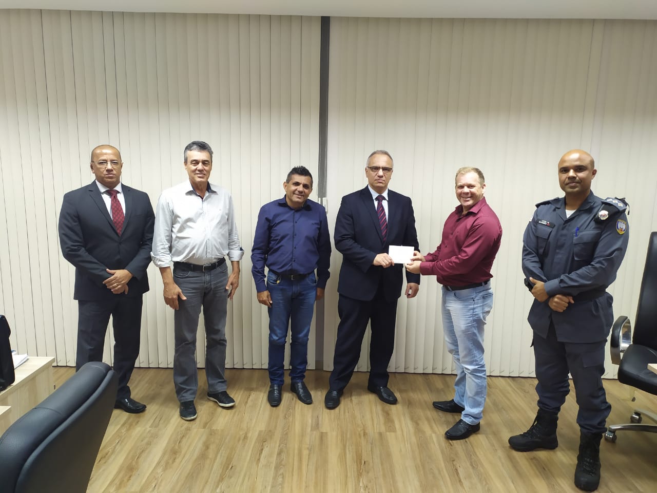Prefeito e vice entregam carta de moradora de Pinheiros para secretário