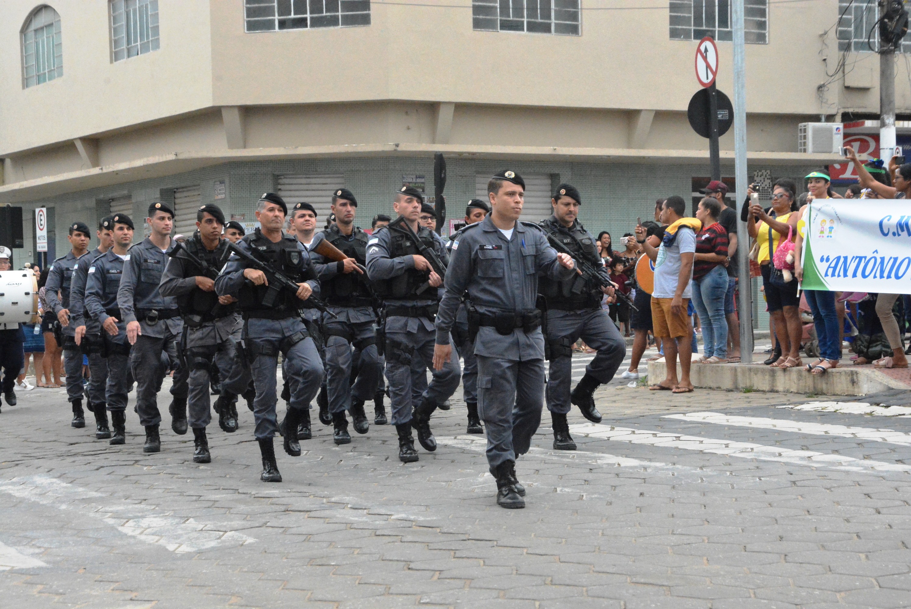 Desfile Cívico de Pinheiros movimenta a cidade e é considerado um sucesso