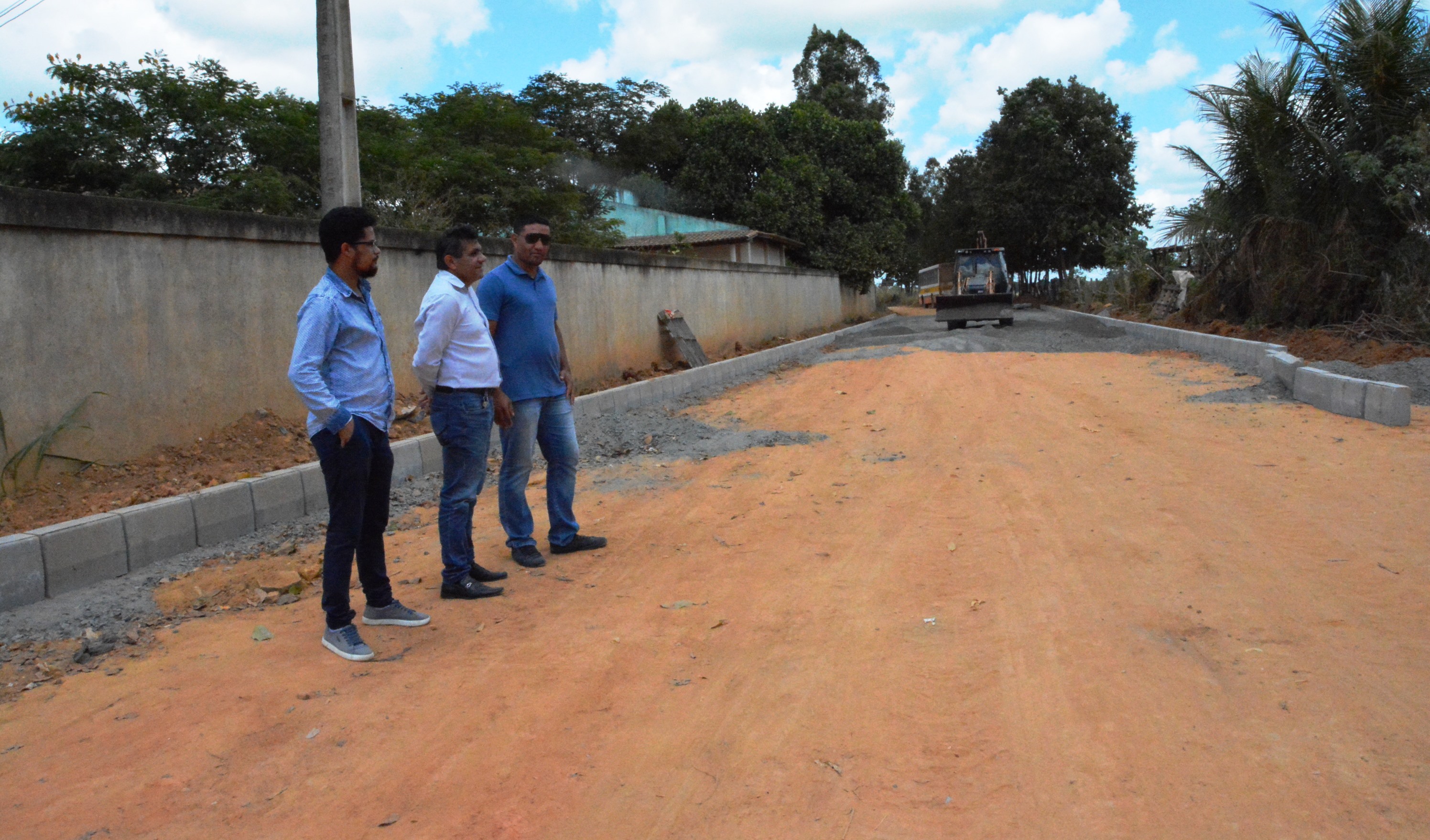 Prefeito Arnóbio acompanha início da pavimentação de trecho da estrada que corta localidade de Brunelli