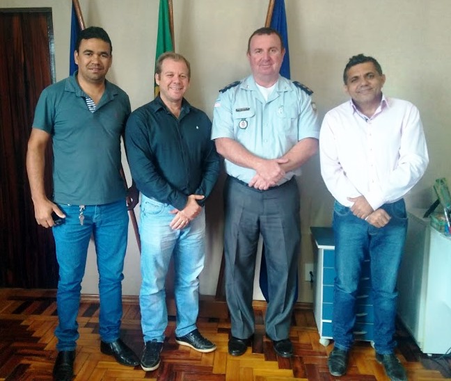 Arnóbio e Paulo Jovanio se reúnem com comandante Dal'Col e garantem intensificação de patrulhamento policial em escolas