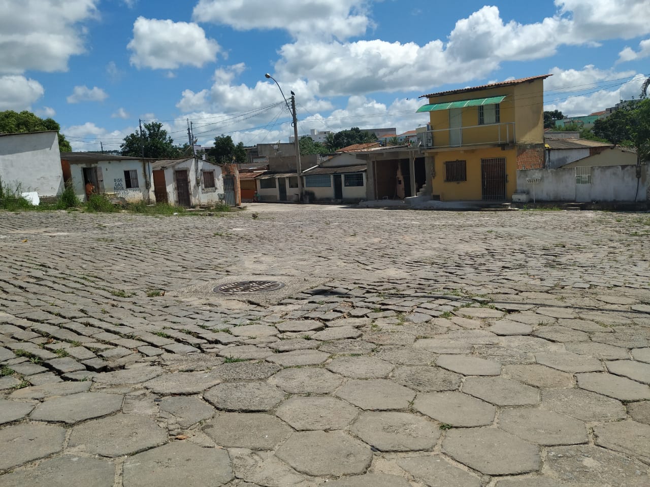 Arnóbio assina Ordem de Serviço para construção da praça do bairro Colina