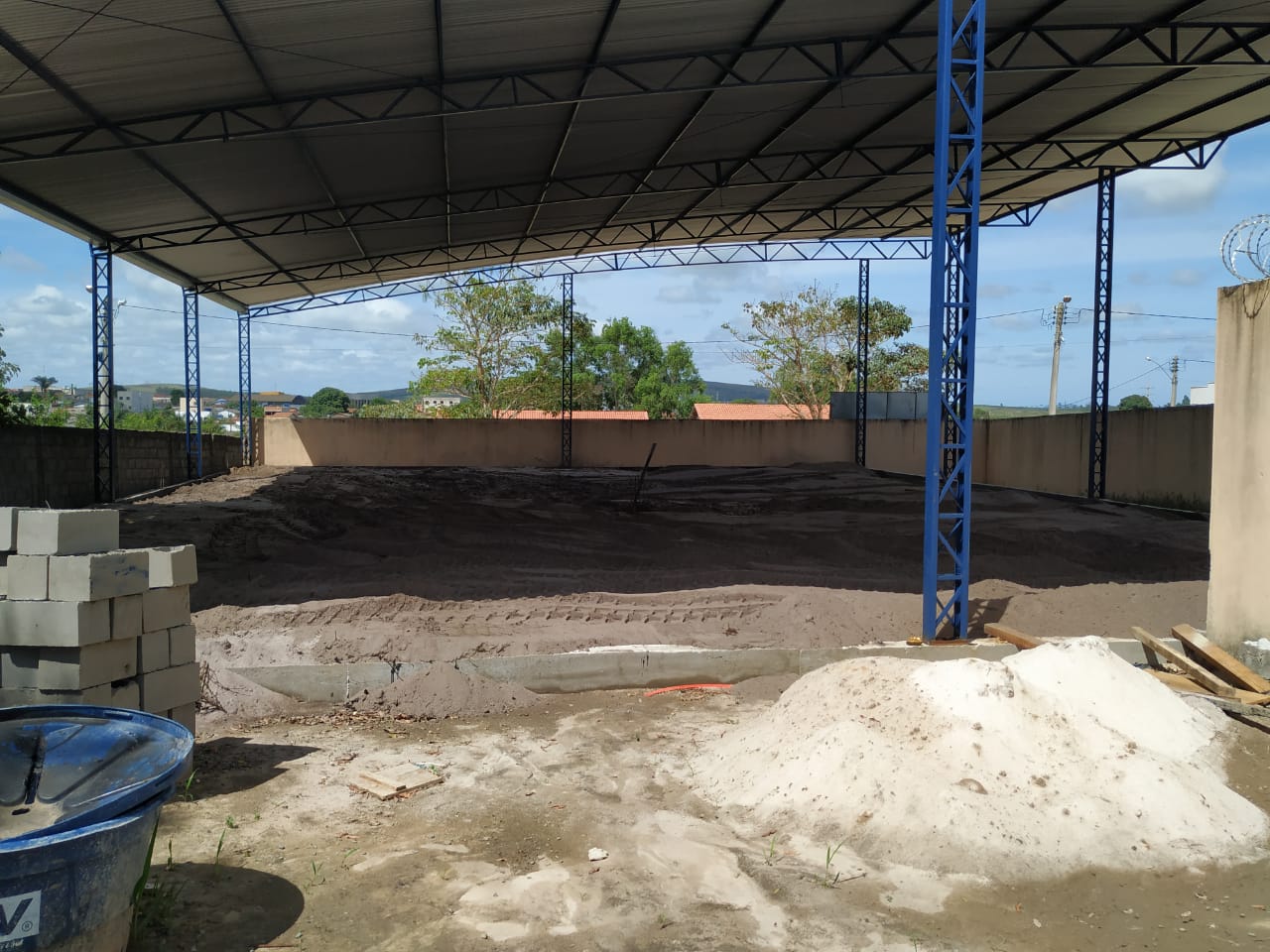 PREFEITURA DÁ SEQUÊNCIA À CONSTRUÇÃO DA QUADRA POLIESPORTIVA DA ESCOLA “CAPUXINHO”