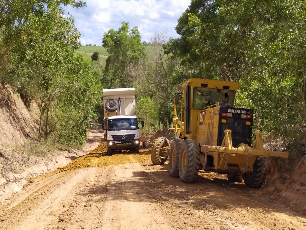 Ladeiras da estrada de acesso à Vila Fernandes recebem cascalhamento