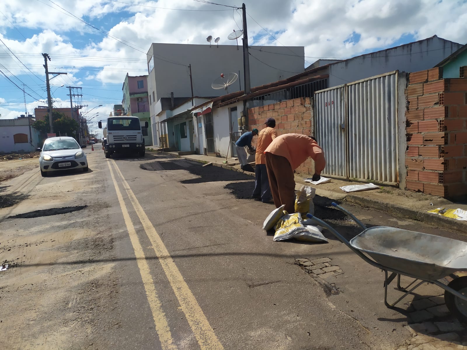 PREFEITURA DE PINHEIROS DÁ ANDAMENTO À RECUPERAÇÃO DE VIAS URBANAS
